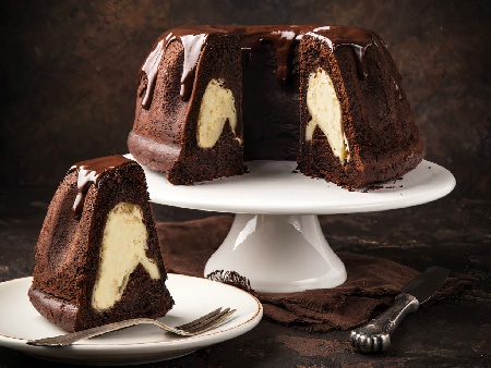 Шоколадов кекс с пълнеж от крема сирене и шоколадова глазура - снимка на рецептата